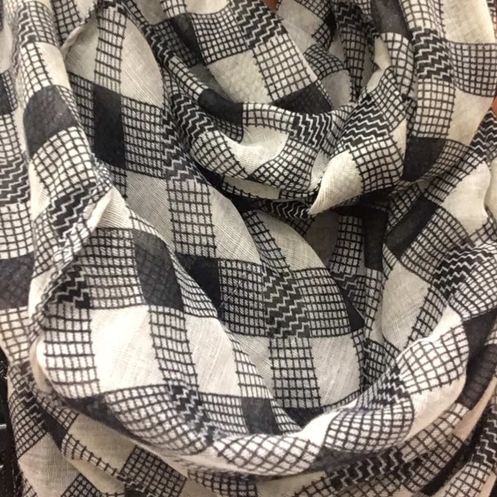 Infinity black & white scarf